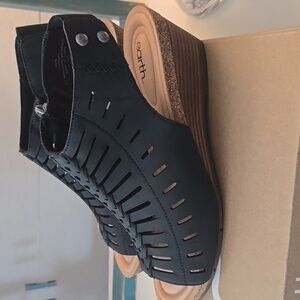 Earth Women's Black Open-Toe Sandals "New" in the box